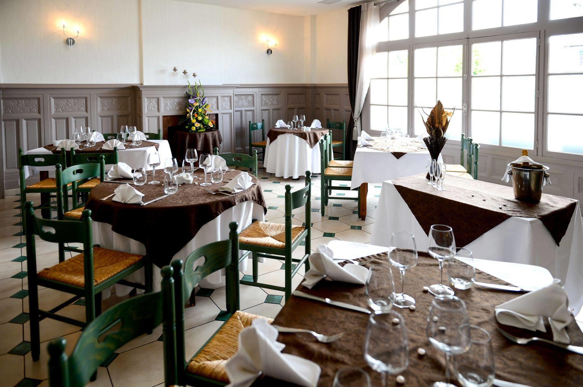 Logis Hotel Restaurant De La Poste Le Mele-sur-Sarthe Exterior photo